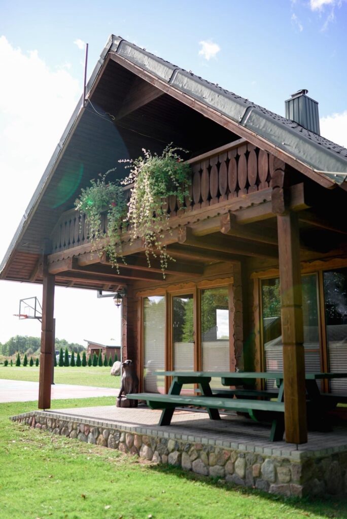 Vaikai valgo pietus stovyklos valgykloje